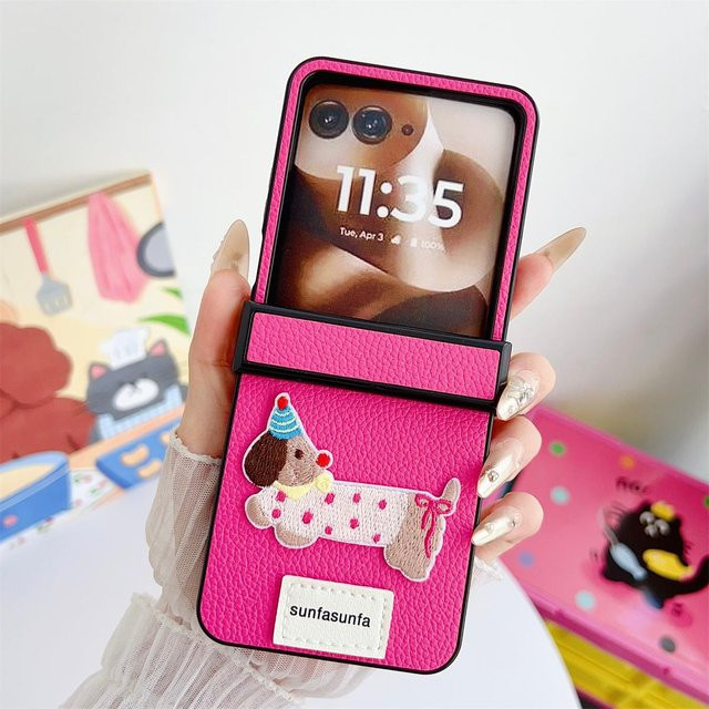 Stoßfeste Cartoon Handyhülle aus PU-Leder für Samsung Galaxy Z Flip 7 6 5 4 3 5G in Pink mit Scharnier-Schutz - Bild 1