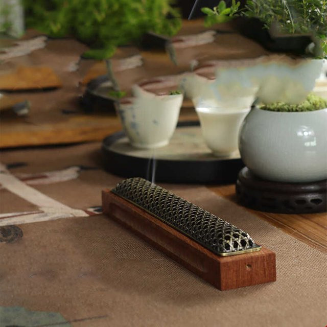 Klassischer Räucherstäbchenhalter aus Rosenholz in Braun für Sandelholz und Raumduft - Bild 1
