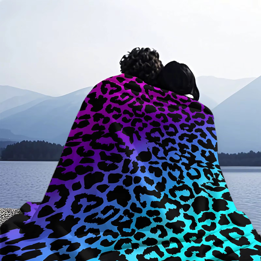 ZIZ Fleece-Decke mit Leopardenmuster in Rosa-Lila-Blau Farbverlauf, kuscheliger Animal-Überwurf für Erwachsene und Kinder - Bild 5