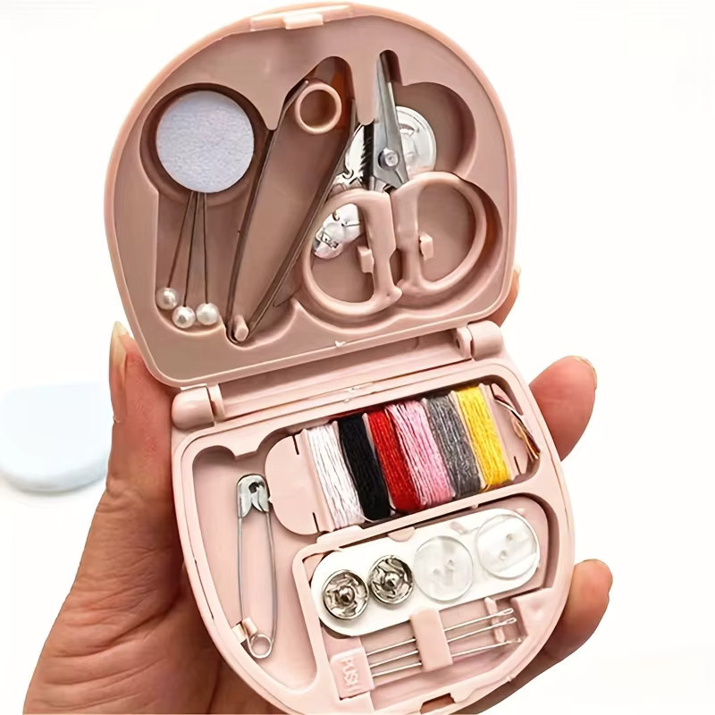 Tragbares Nähset in Pink mit Mini-Schere, Knöpfen und Fäden aus Kunststoff - Bild 2