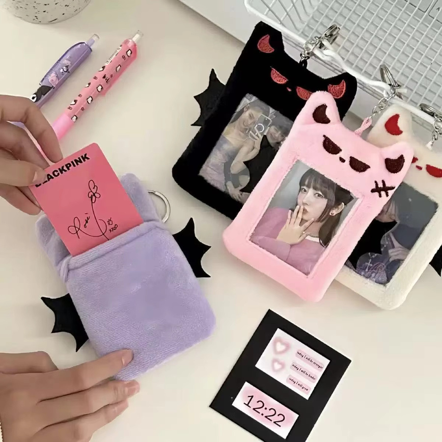 YT Plüsch-Kartenhalter Teufel-Design in Lila und Mehrfarbig für Polaroid-Fotos und Idol-Karten - Bild 4