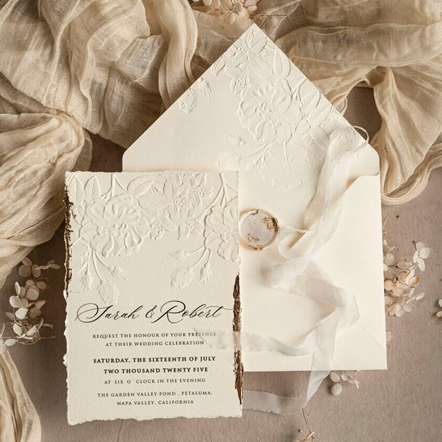 30 Stück personalisierte Hochzeitseinladungen mit floralem Design in Elfenbein und Gold, geprägte Boho-Einladungskarten aus Papier - Bild 1