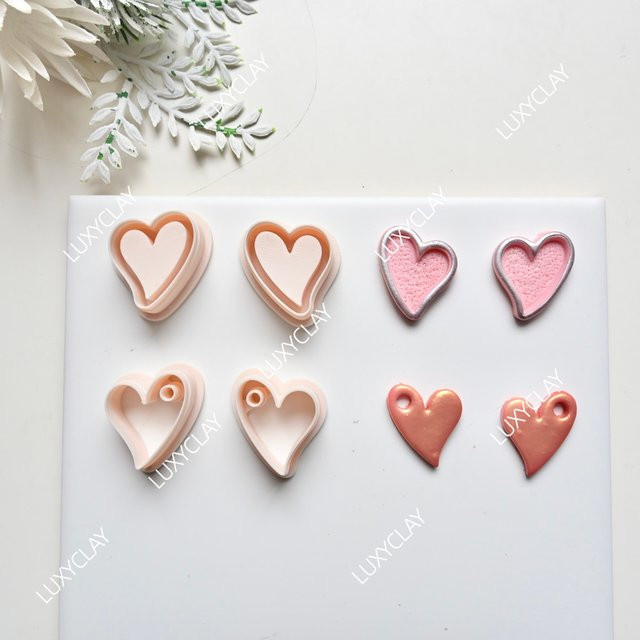 2 Stück herzförmige Tonformen aus Kunststoff für DIY-Schmuck und Anhänger mit Herzmuster - Bild 1