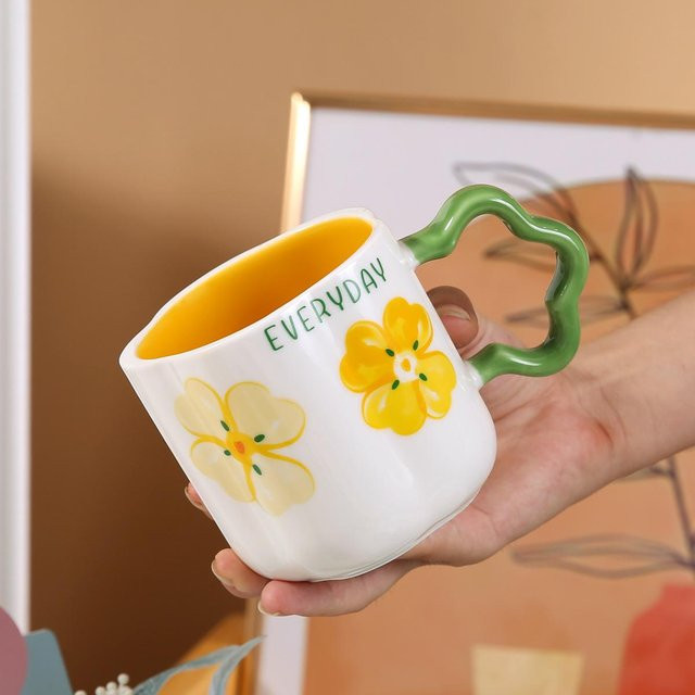 Yiran toy 1 Keramiktasse mit Deckel und Löffel im floralen Design, 400 ml - Bild 1