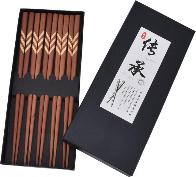 Wiederverwendbare Essstäbchen im japanischen Stil aus rotem Sandelholz und Buchsbaum von CosyHome, braun - Bild 1
