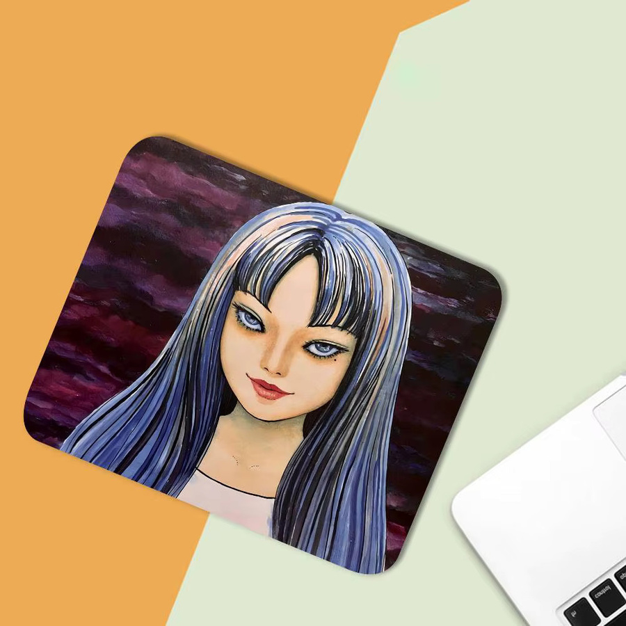 Rastar Junji Ito Tomie Retro Kawakami Mini-Mauspad in Multicolour mit genähtem Rand und rutschfester Gummibasis - Bild 5