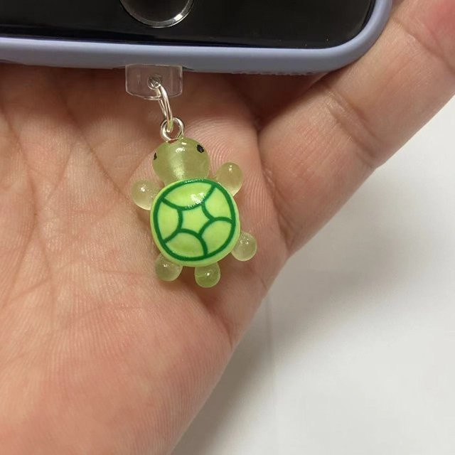 Grüner Schildkröten Handy Staubschutz Anhänger für iPhone und Samsung USB-C Ladeanschluss - Bild 1