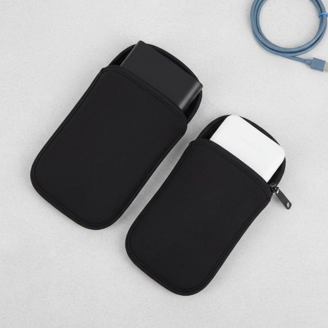 Große Neopren-Handytasche in Schwarz – Universelle stoßfeste und wasserfeste Hülle für dein Smartphone, deine Powerbank und andere digitale Geräte - Bild 1