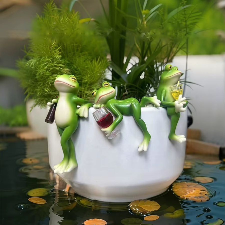 Hängende Froschfigur aus Kunstharz in Grün von APWIKOGER als dekoratives Blumentopf-Ornament für Garten und Rasen - Bild 3