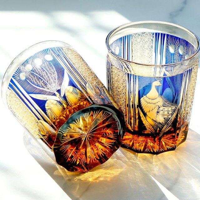 Yiran Furniture Edo Kiriko Whiskeyglas mit handgeschnitztem Pfau-Design in Blau, 240 ml - Bild 1