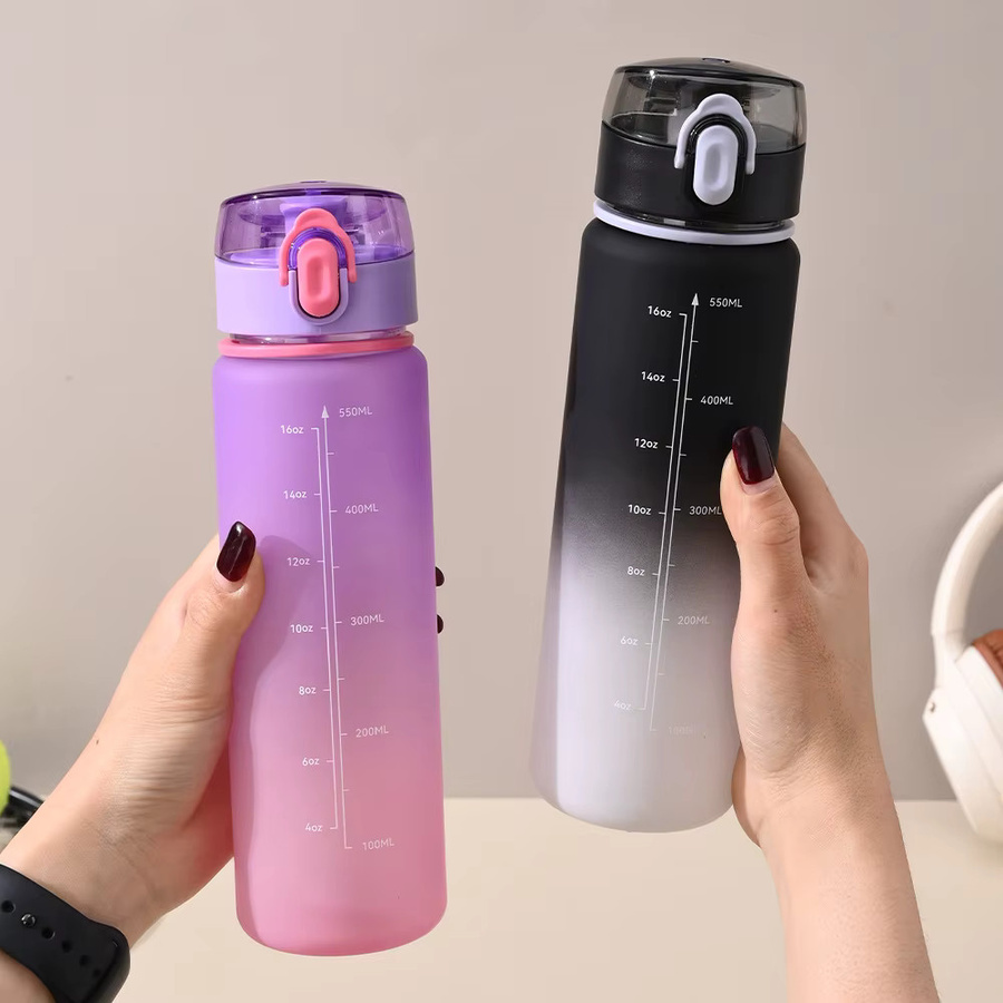 Personalisierbare Sportflasche aus Kunststoff in Schwarz mit 600 ml Volumen für Outdoor und Reisen - Bild 1