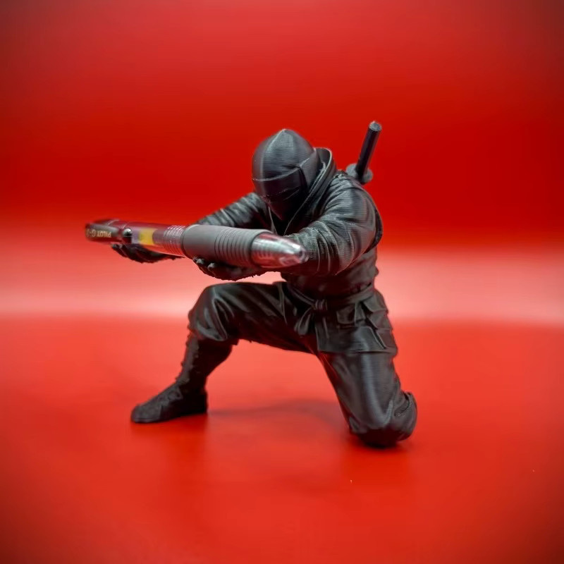 Ninja Stifthalter aus Kunststoff in Schwarz als kreative Desktop-Dekoration und Schreibwaren-Aufbewahrung - Bild 2