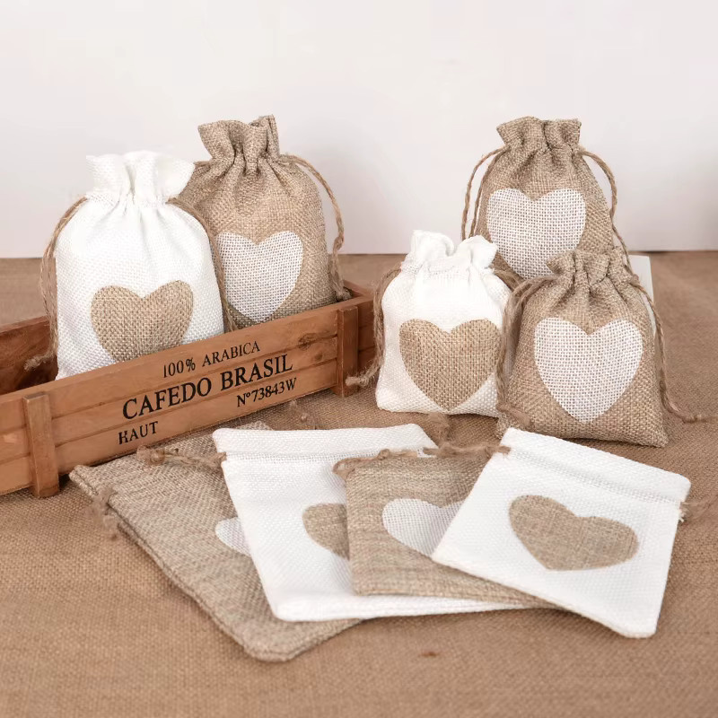 10 Stück YONGSNOW Jutebeutel aus Leinen mit Herz-Design und Kordelzug in Beige für Geschenke, Hochzeiten und Partys - Bild 4