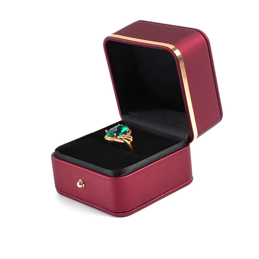 Elegante quadratische Ringbox aus PU-Leder in Gold mit Samtinterieur für Schmuckpräsentationen und Verlobungen - Bild 3