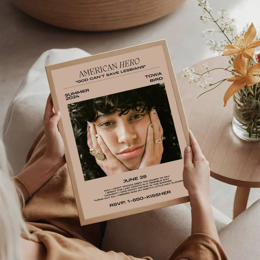 Selbstklebendes Kunstposter Kayou Sänger Towa Bird Amerikanischer Held in Weiß und Multicolour - Bild 3