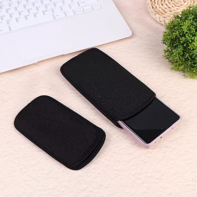 Große Neopren-Handytasche in Schwarz – Universelle stoßfeste und wasserfeste Hülle für dein Smartphone, deine Powerbank und andere digitale Geräte - Bild 3