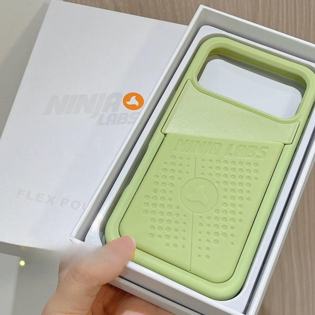 Ninja Labs Silikon-Handyhülle mit Kartenhalter und Kosmetiktasche für iPhone 17 Pro Max, 16, 15, 14, 13 in Grün - Bild 1