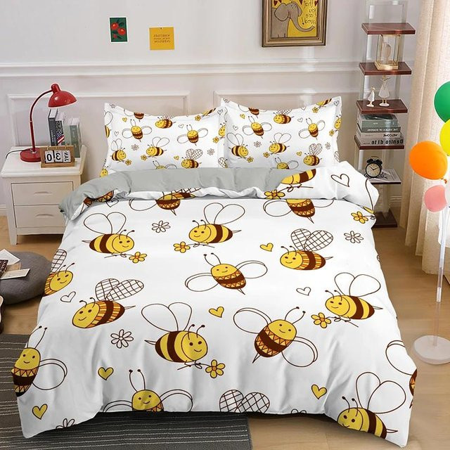 Bettwäscheset mit Cartoon-Bienen-Motiv von Your Warm Home in Gelb und Weiß, bestehend aus Bettbezug und Kissenbezügen aus Polyester, Breite: 133 cm, Tiefe: 70 cm, Kissenbezug: 50 x 70 cm - Bild 1