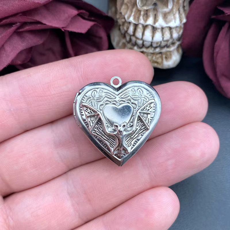 LKLRYWBD Anhänger Fledermaus Herz Medaillon, Edelstahl, Silber, Unisex - Bild 2
