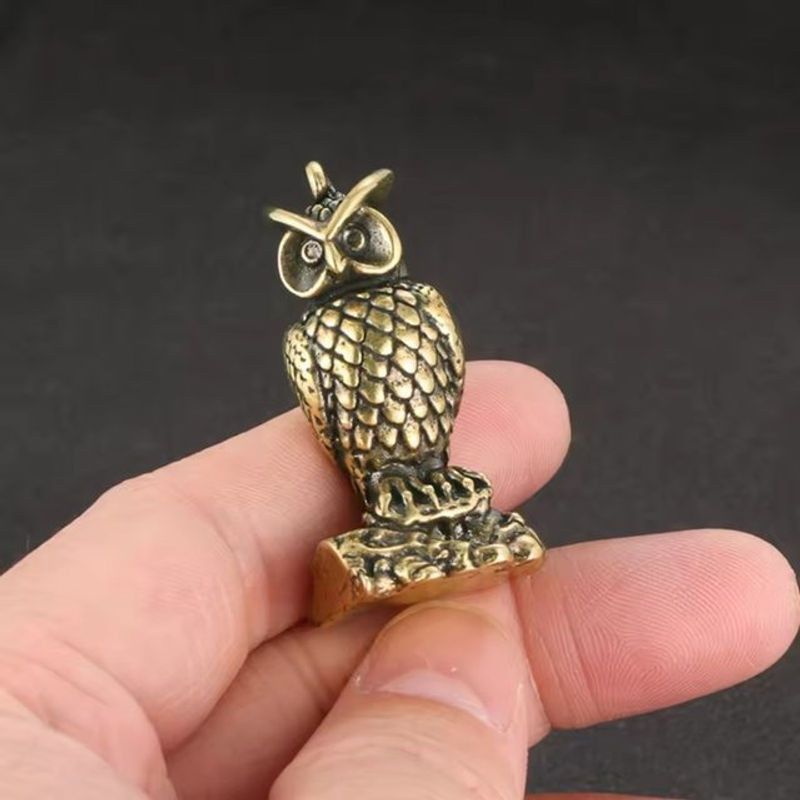 Retro Eulen-Miniatur aus massivem Messing in Gold als stehende Desktop-Dekoration und handgefertigtes Kunstobjekt - Bild 1