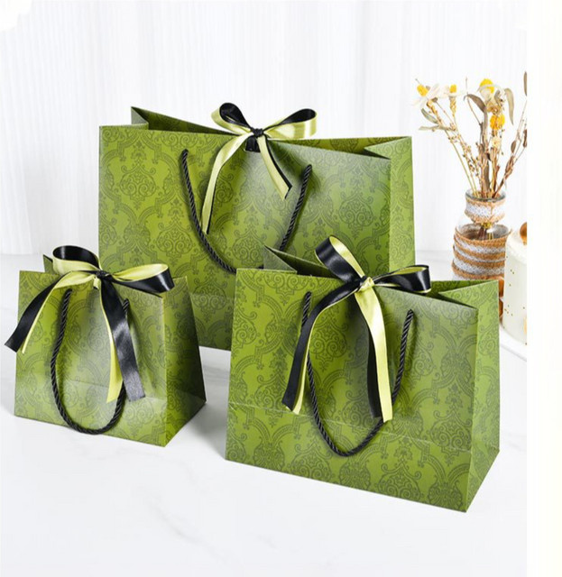 Luxus-Geschenktüte aus Papier mit Band in Grün - Bild 1