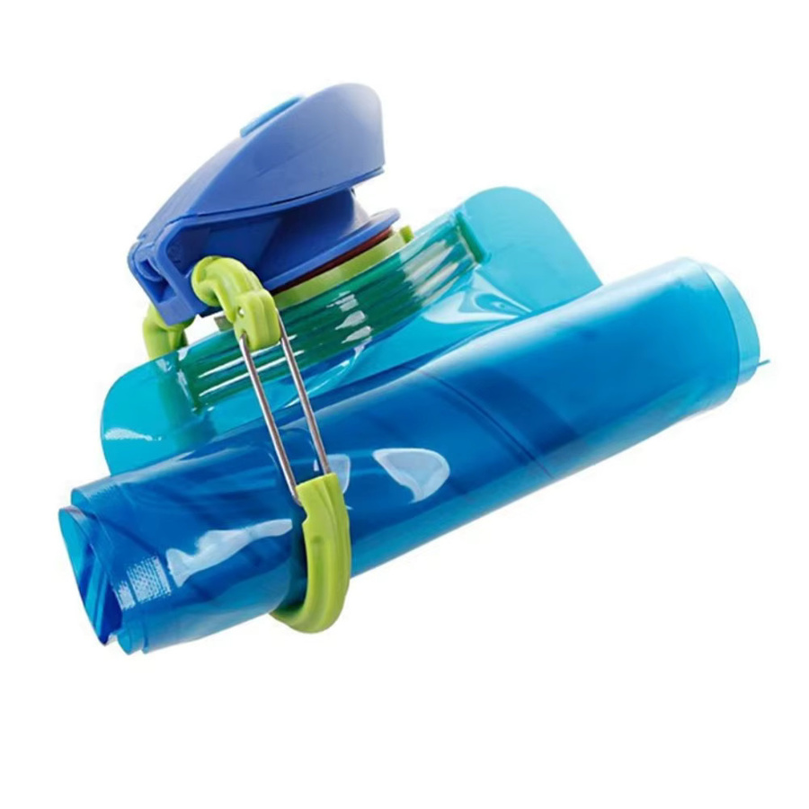 Flexible faltbare Trinkwasserflasche aus Kunststoff in Blau mit Karabinerhaken für Reisen - Bild 2