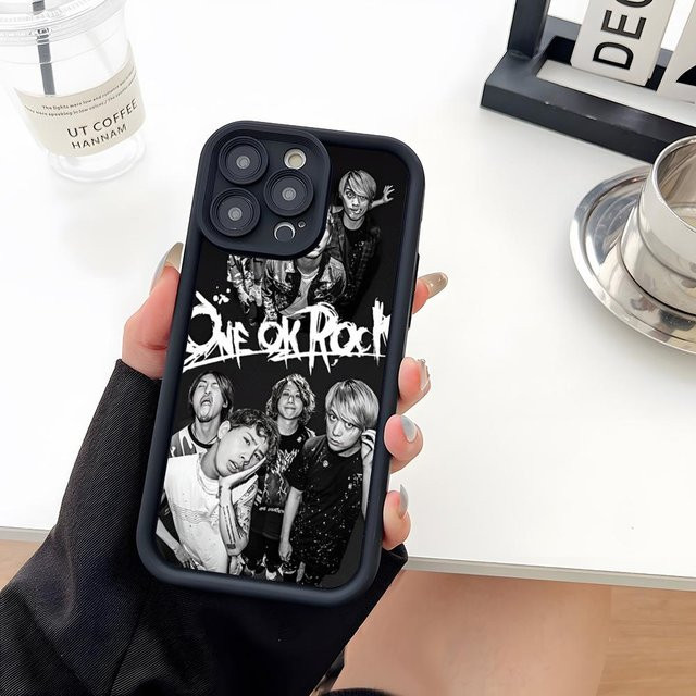 ONE OK ROCK Silikon Handyhülle mit Kameralinsenschutz für iPhone 11 bis iPhone 17 Pro Max in Schwarz - Bild 1