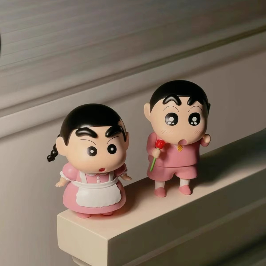 52TOYS Crayon Shinchan Anime Actionfigur Rosa Rosenmädchen-Paar als Sammlerstück für die Desktop- oder Auto-Dekoration - Bild 3