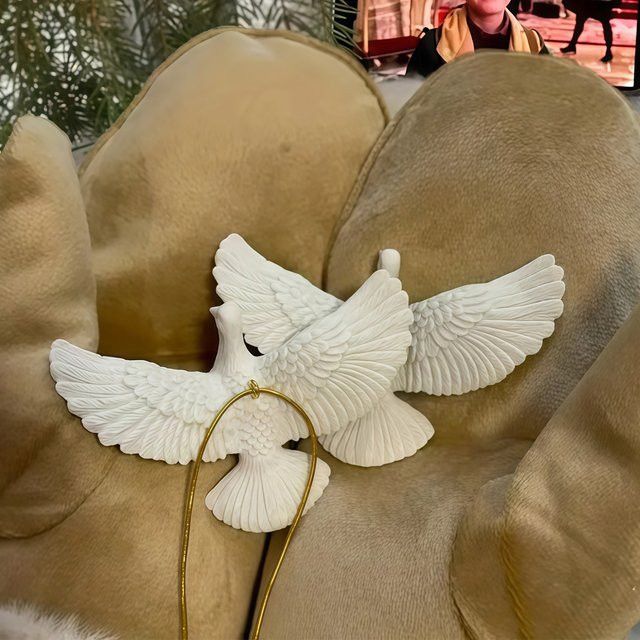 Style Friendship Doves Weihnachtsbaumschmuck aus Kunstharz, 2 weiße Tauben Ornamente - Bild 1