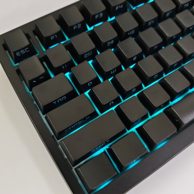 Schwarz-Weiß Tastenkappen im Letter Drive Design für mechanische Tastaturen mit seitlicher Beleuchtung für 60% 65% 75% TKL 96% 100% Layouts - Bild 1