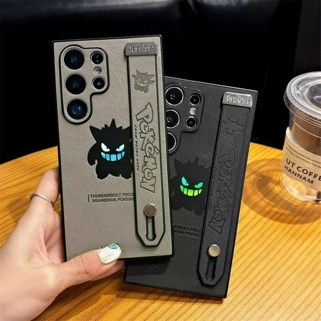 Stoßfeste Handyhülle mit Gengar Anime Design und Armband in Grau für Samsung Galaxy S25 S24 S23 S22 Ultra Plus mit Ledertextur und Laser-Effekt - Bild 1