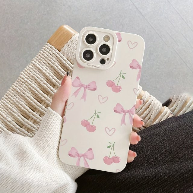 Elfenbeinweiße Handyhülle mit Schleife, Herz und Kirschmotiv für Apple iPhone 17, 16, 15 Pro, Pro Max und Plus Series in Beige - Bild 1