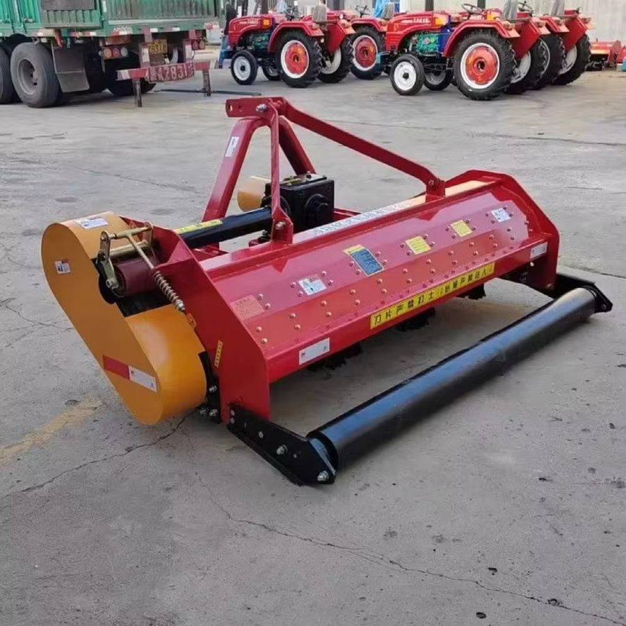 Professioneller landwirtschaftlicher Allradtraktor als Strohbrecher und Rückkehrmaschine in Rot - Bild 3