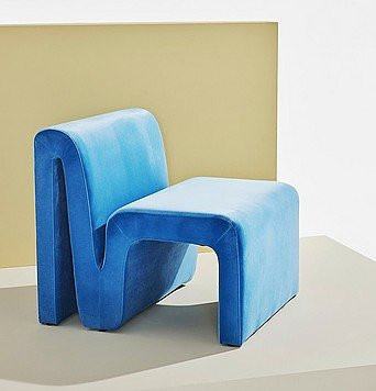 Odette Sessel mit Ottomane in Blau, moderner Lounge-Sessel aus Samt mit Massivholzrahmen - Bild 1