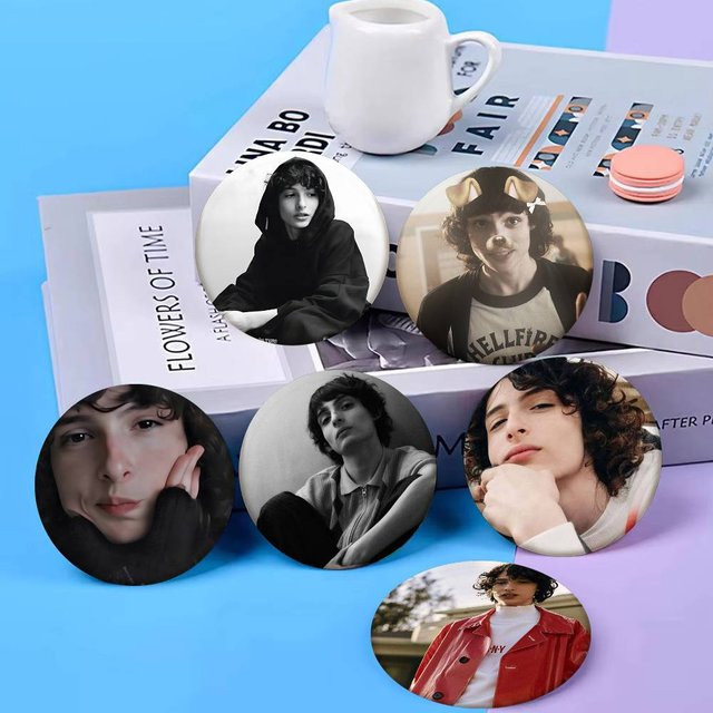 Emaille-Pin F-Finn Wolfhard Abzeichen, rund - Bild 1