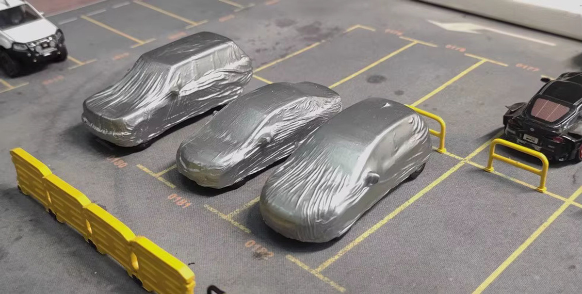 Handgefertigte Modellgarage für 1:64 Autos als Dekoration für Sandtische und Modellszenerien in Grau - Bild 2