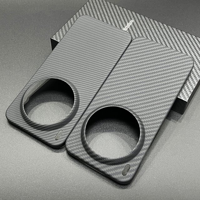 Bottix Kohlefaser-Hülle für vivo X300 Pro, X300 Ultra und X300s in Schwarz mit Aramid-Rückseite, leicht und kratzfest - Bild 1