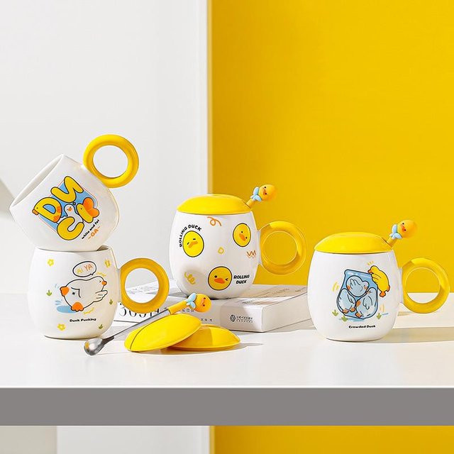 Keramiktasse im Cartoon-Stil mit Enten-Motiv und passendem Löffel sowie Deckel, Gelb, 350 ml - Bild 1
