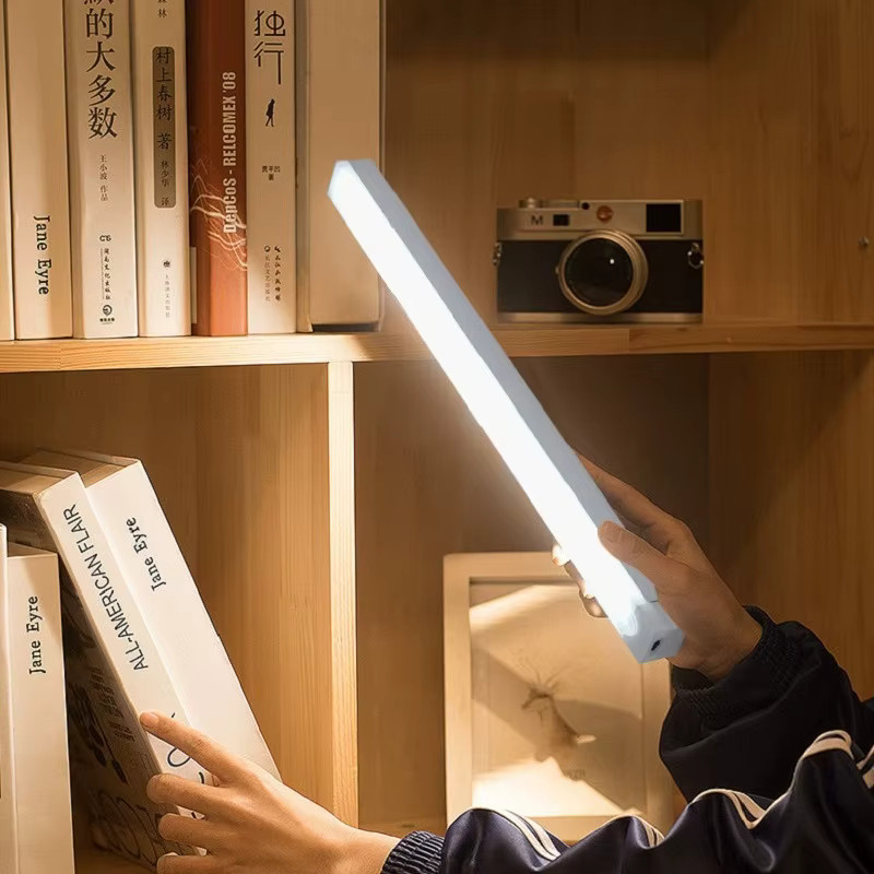 Kabellose LED Bar Licht mit Bewegungsmelder und USB-Wiederaufladung, Magnetische Schranklampe als Nachtlicht für Küche und Möbel, Weiß - Bild 2