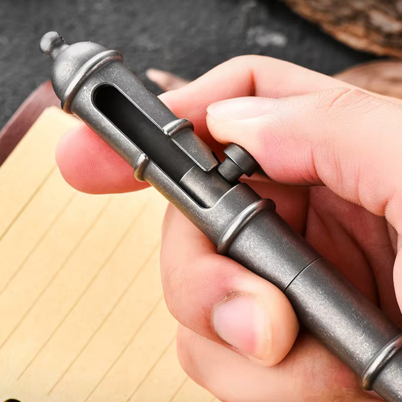 Taktischer Kugelschreiber aus Titanlegierung in Schwarz und Grau mit Multi-Funktions-Bolzen-Design für Business, Camping und EDC - Bild 3