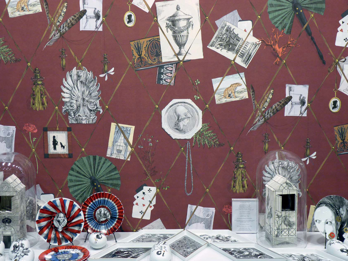 Edmond Petit Tapete Mur des Souvenirs in Rot mit Vintage Kartenmotiv und geometrischem Design aus Vlies - Bild 1