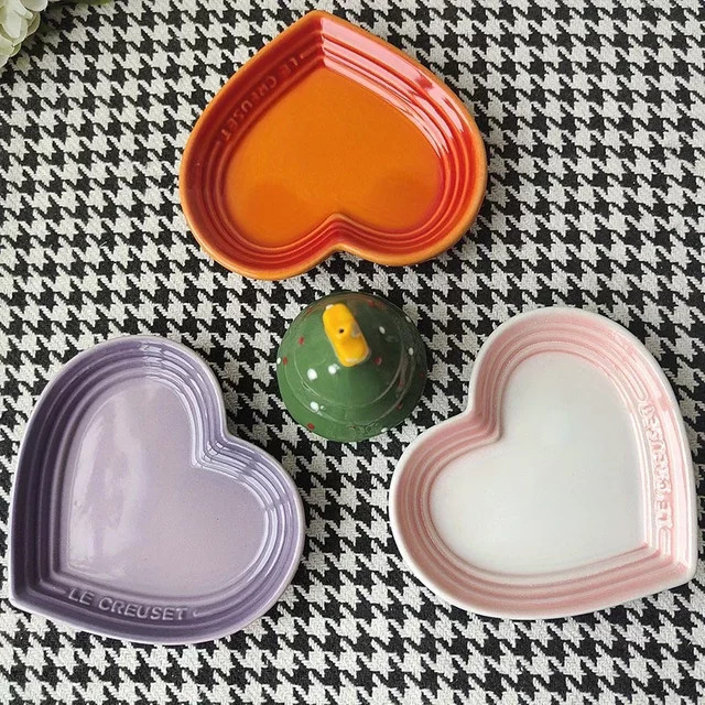 Le Creuset Keramik-Katzenschüssel Herzförmig in Blau mit Anti-Erbrechen Design für kleine Katzen und Hunde - Bild 1