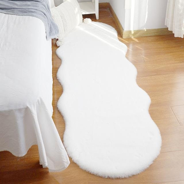 Yiran Furniture Plüsch Teppich in Weiß mit weichem Kunstfell-Design, Waschbarer Bodenbelag für Schlafzimmer und Wohnzimmer, B/T: 60 x 90 cm - Bild 1