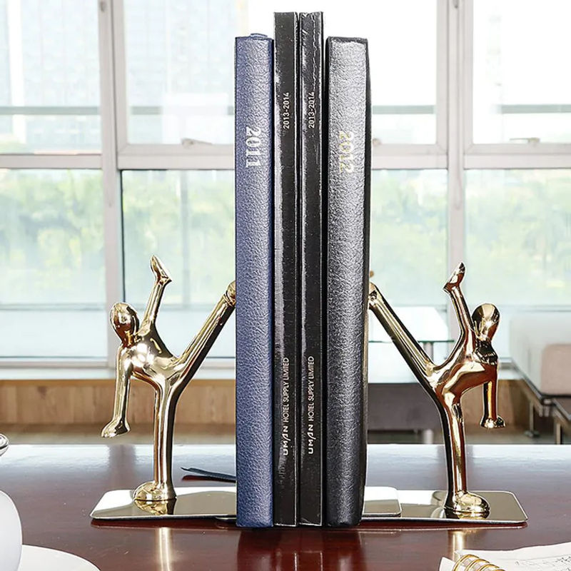 CosyHome Bücherstützen Kong Fu Man aus Edelstahl in Gold für Tisch und Regal - Bild 3