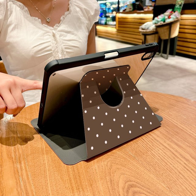 Klassische iPad Hülle mit Tupfen-Design in Schwarz und Braun für Apple iPad Pro 10/11 Zoll sowie iPad Air 3, 4, 5 und iPad 9. Generation - Bild 1