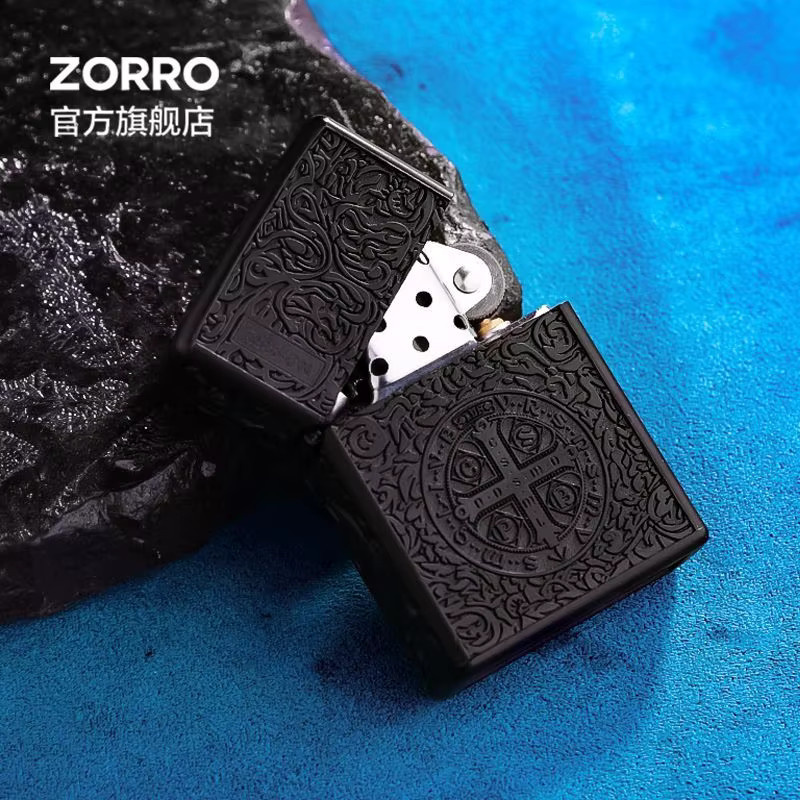 ZORRO Constantine Kerosin-Feuerzeug aus Titan in Schwarz und Gold mit verstärkter Schutzrüstung - Bild 2
