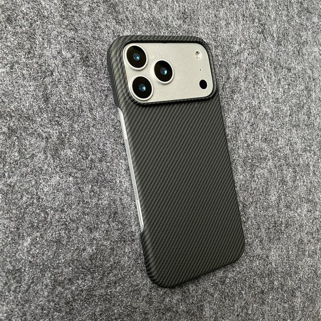 Ultra dünne Handyhülle mit Carbonfaser-Muster und Kühl-Leder für iPhone 16 Pro 15 14 13 12 11 Plus Pro Max in Schwarz von zHAIyu - Bild 1