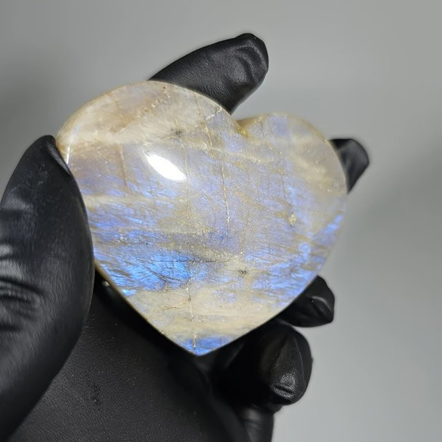 CrystalHOLA Natürlicher blauer Mondstein Herz-Palmenstein in Blau und Multicolour, handpoliert mit schillernden Regenbogenfarben - Bild 1