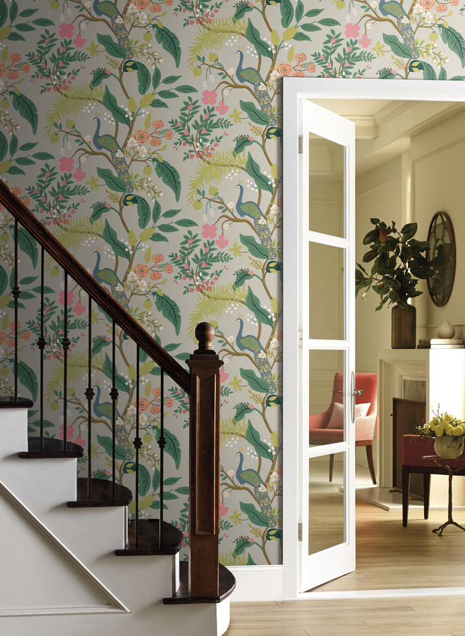Rifle Paper Co. Tapete Peacock mit floralem Pfauen- und Botanikdesign in Mehrfarbig (RI5171) - Bild 1