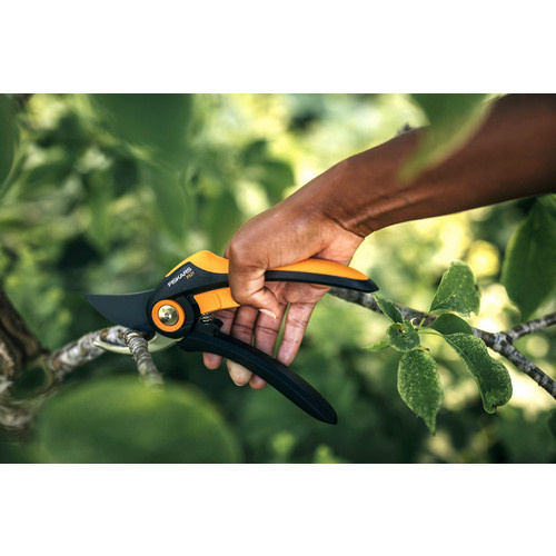 Fiskars Bypass-Gartenschere Plus P521 in Schwarz-Orange mit Stahlklingen und gepolsterten Griffen - Bild 2